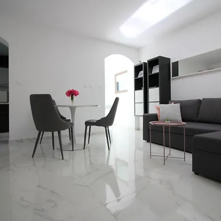 Komfortables Mit Privater Terrasse, Spielplatz, Grill, Liegen, Waschmaschine Apartman