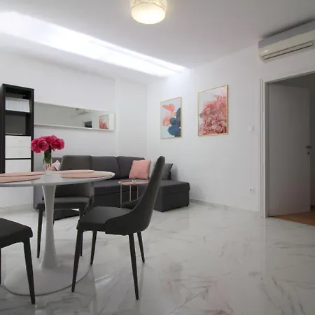 Apartman Komfortables Mit Privater Terrasse, Spielplatz, Grill, Liegen, Waschmaschine Poreč