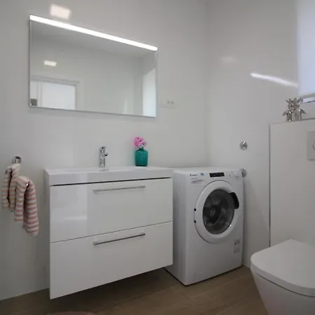 Komfortables Mit Privater Terrasse, Spielplatz, Grill, Liegen, Waschmaschine Apartament Poreč