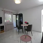 Apartment Komfortables Mit Privater Terrasse, Spielplatz, Grill, Liegen, Waschmaschine Porec