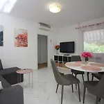 Apartment Komfortables Mit Privater Terrasse, Spielplatz, Grill, Liegen, Waschmaschine Porec