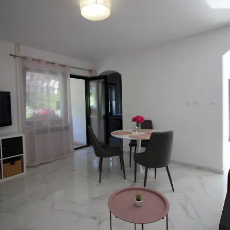 Διαμέρισμα Komfortables Mit Privater Terrasse, Spielplatz, Grill, Liegen, Waschmaschine Πόρετς