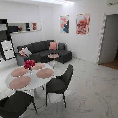 Komfortables Mit Privater Terrasse, Spielplatz, Grill, Liegen, Waschmaschine