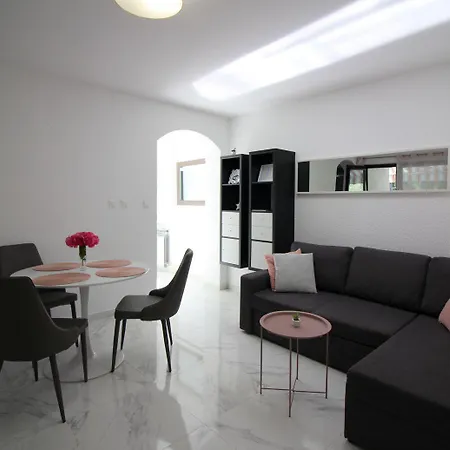 Komfortables Mit Privater Terrasse, Spielplatz, Grill, Liegen, Waschmaschine Πόρετς