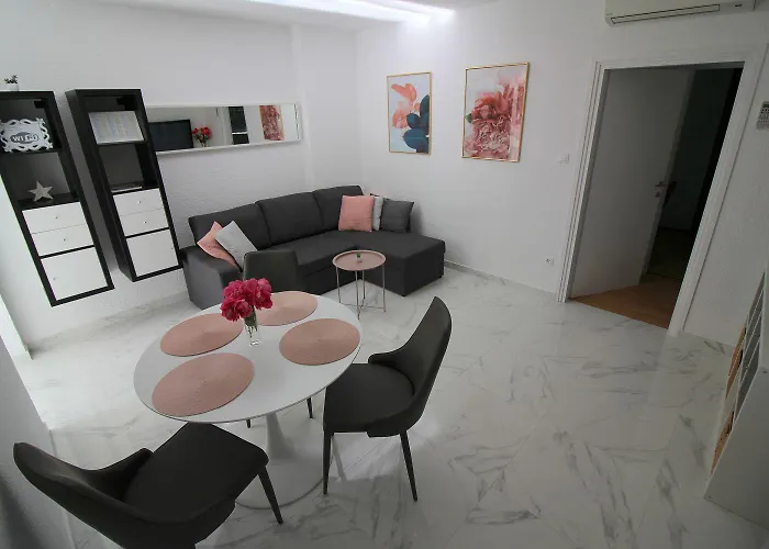 Komfortables Mit Privater Terrasse, Spielplatz, Grill, Liegen, Waschmaschine