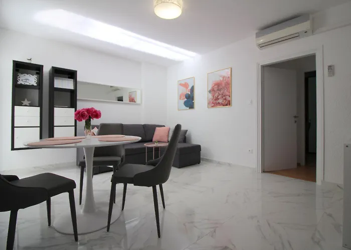 Apartment Komfortables Mit Privater Terrasse, Spielplatz, Grill, Liegen, Waschmaschine Poreč