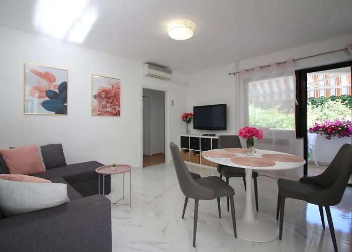 Komfortables Mit Privater Terrasse, Spielplatz, Grill, Liegen, Waschmaschine Apartamento
