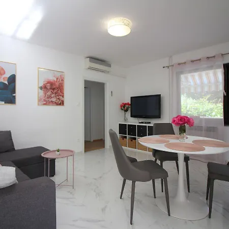Komfortables Mit Privater Terrasse, Spielplatz, Grill, Liegen, Waschmaschine Apartament
