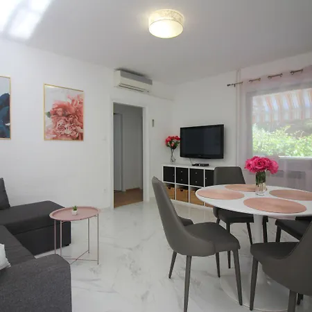 Apartment Komfortables Mit Privater Terrasse, Spielplatz, Grill, Liegen, Waschmaschine Poreč