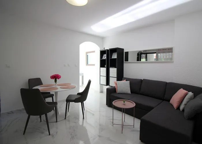 Komfortables Mit Privater Terrasse, Spielplatz, Grill, Liegen, Waschmaschine Poreč